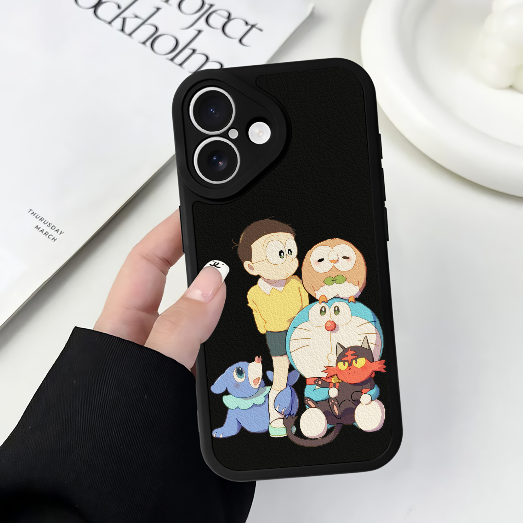 （画像用） ドラえもん Doraemon 【iPhone 16シリーズ対応】シリコンスマホケース（レザー調） 材質：シリコン